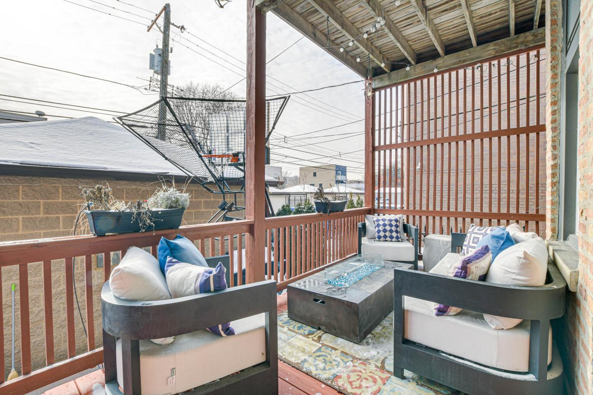 Spacious Condo With Deck About 3 Mi To Downtown Chicago! Exterior photo