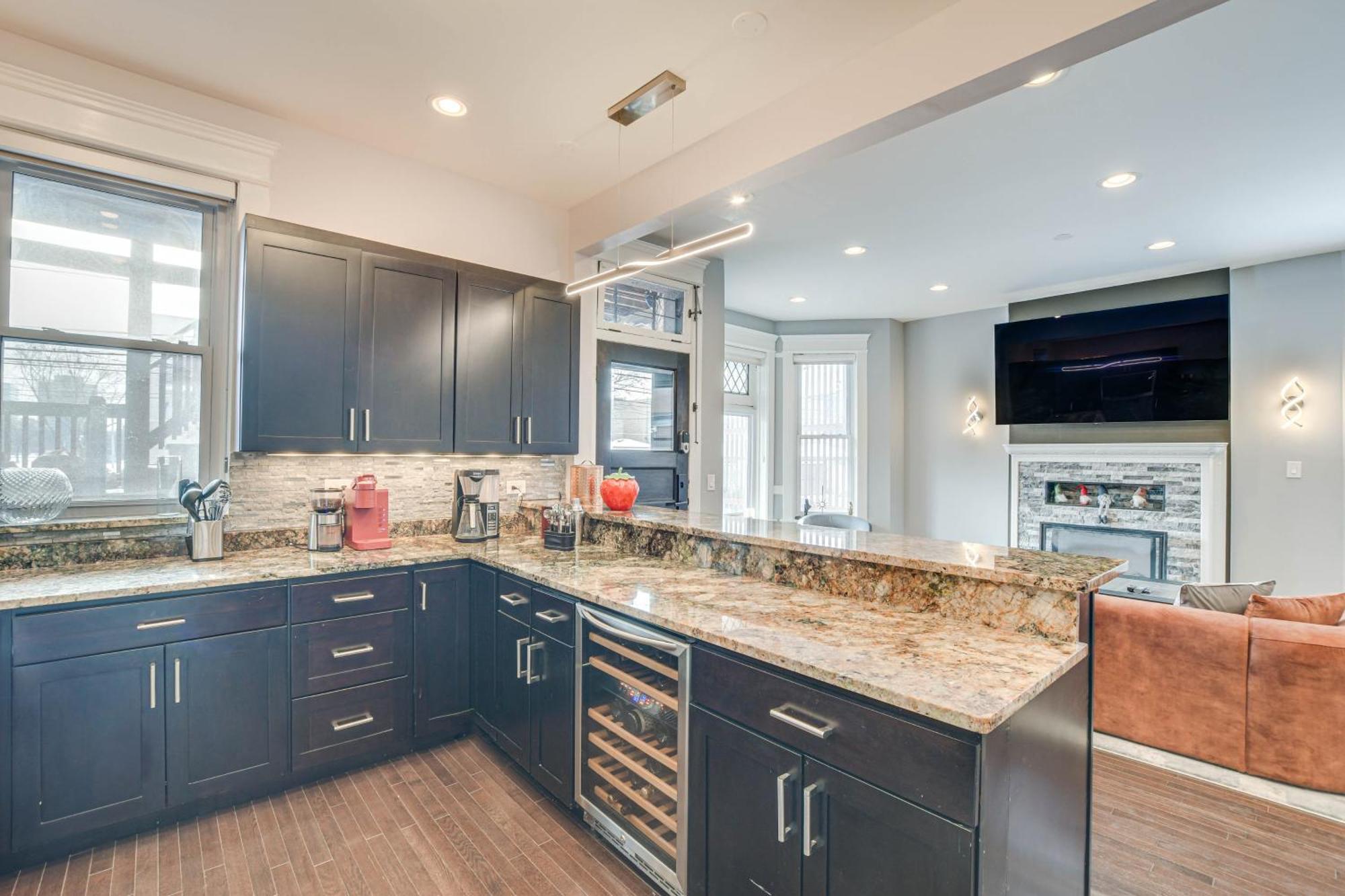 Spacious Condo With Deck About 3 Mi To Downtown Chicago! Exterior photo